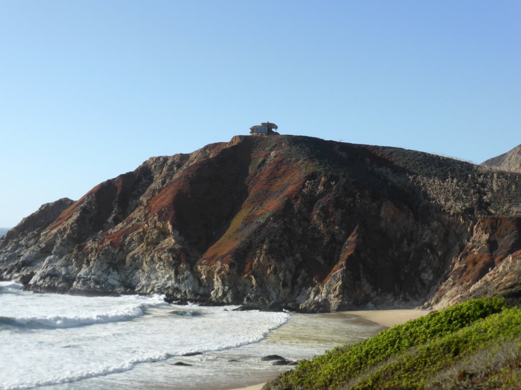 Curieuse construction sur le sommet d'une falaise...