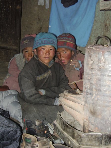 Les enfants se font un plaisir d'entretenir le feu (avec la bouse de yak...)