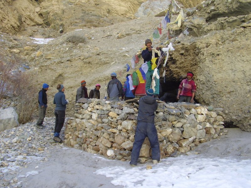 On prend le temps de restaurer une grotte et ses drapeaux de prières