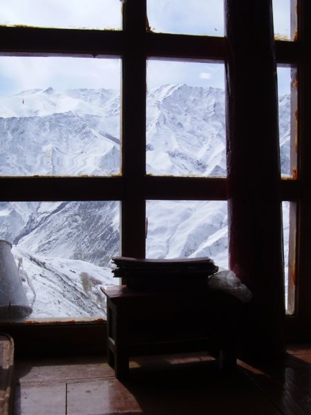 Remarquez les sommets enneigés
